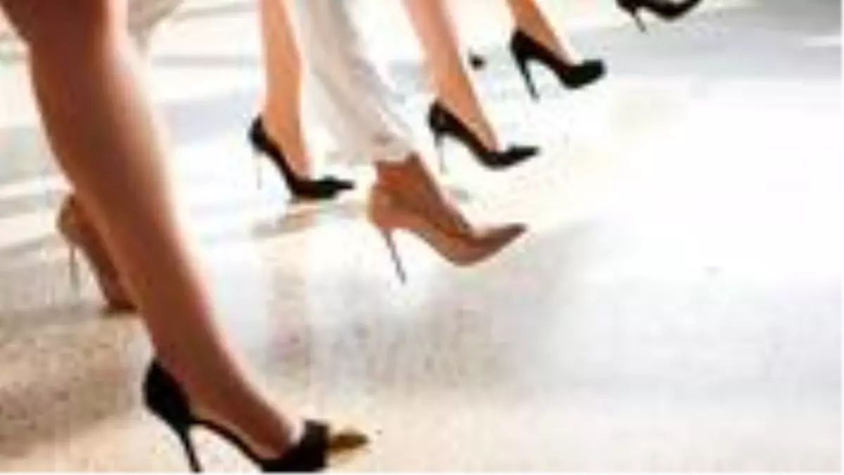 Mesaide topuklu ayakkabı nedeniyle düşen bankacı kadın, açtığı iş kazası davasını kazanırsa emsal bir karar olacak