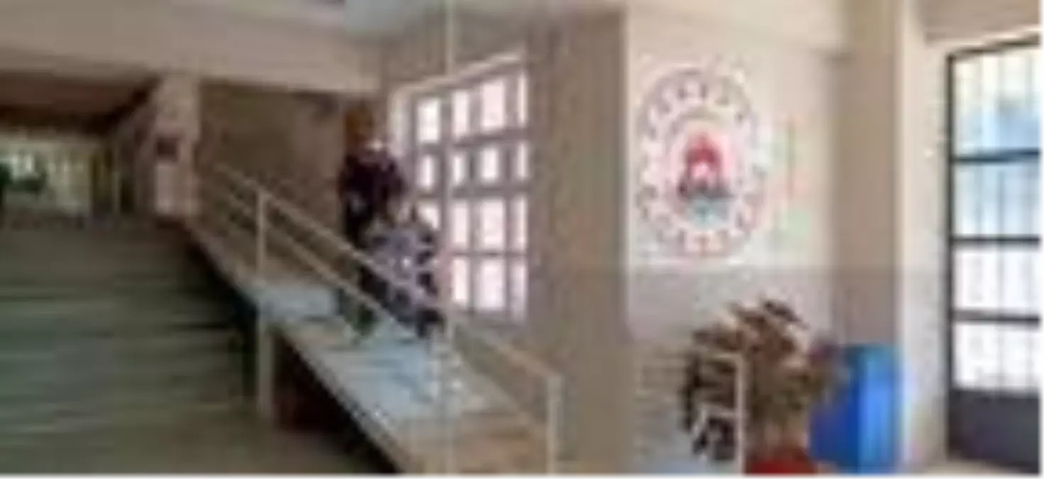 Öğrencileri için okula engelli rampası yaptılar