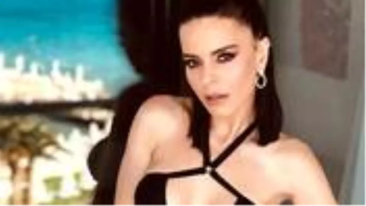 Simge Sağın, havuz başındaki bikinili pozlarıyla büyük beğeni topladı