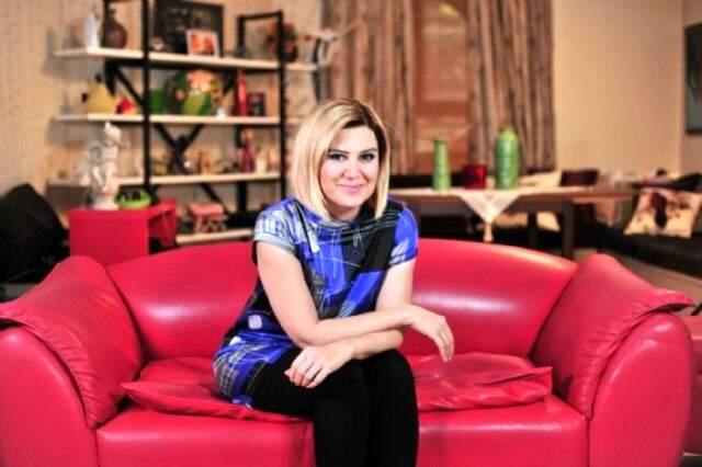 Yahşi Cazibe'nin Simge'si Hande Katipoğlu, üstsüz güneşlendi