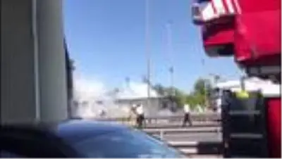 Son dakika haberi... Zeytinburnu viyadük bölgesinde metrobüs yangını (1)