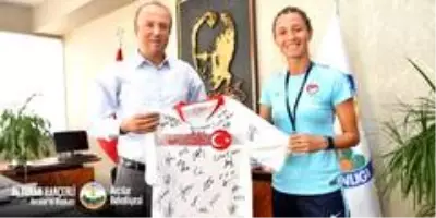 A Milli kadın sporcudan Başkan Hançerli'ye anlamlı hediye A Milli kadın sporcudan Başkan Hançerli'ye anlamlı hediye