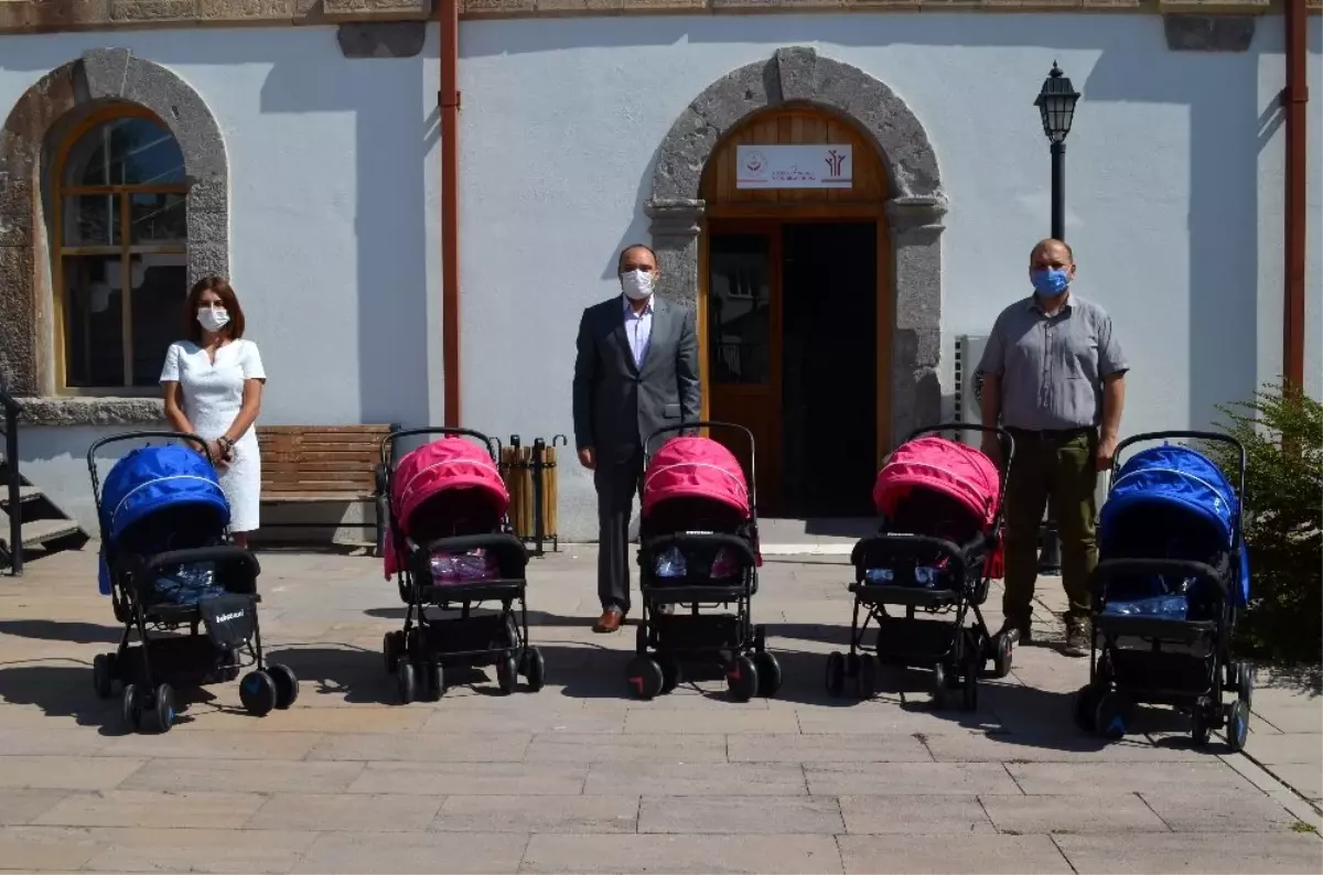 Çöp diye atılan mavi kapaklar, bebek arabasına dönüştü Amasya