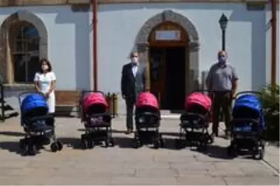 Çöp diye atılan mavi kapaklar, bebek arabasına dönüştü Çöp diye atılan mavi kapaklar, bebek arabasına dönüştü