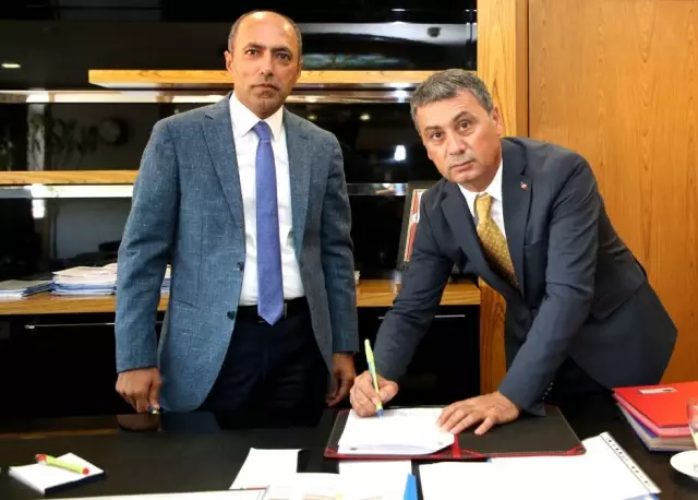 Gölbaşı Belediye Başkanı peyzaj düzenlemesi için protokol imzaladı Gölbaşı Belediye Başkanı peyzaj düzenlemesi için protokol imzaladı