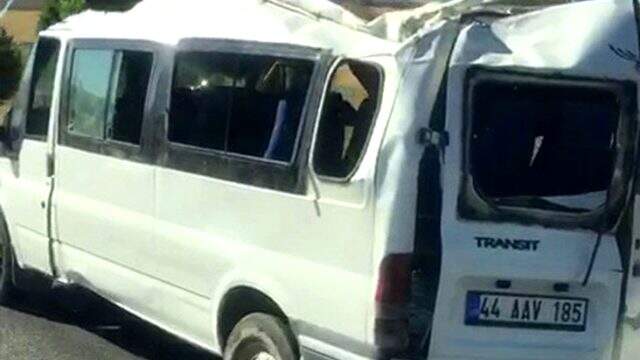 Kaza sonrası hurda yığınına dönen minibüs karayolunda hızla ilerledi