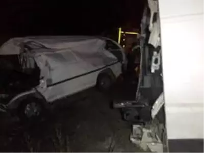 Son dakika 3. sayfa: Kazada ikiye ayrılan araçtan kopan parça arkadan gelen aracın sürücüsüne isabet etti: 2 ölü, 3...