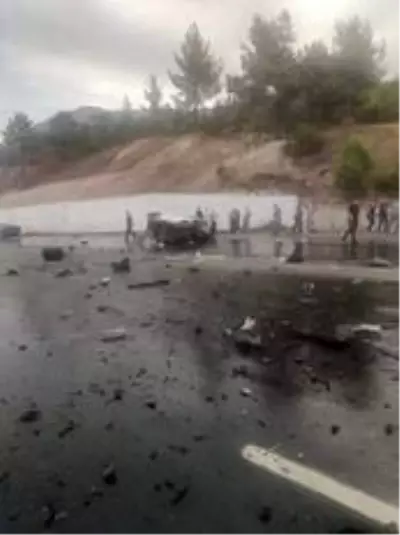 Son dakika 3. sayfa: Kazada ikiye ayrılan araçtan kopan parça arkadan gelen aracın sürücüsüne isabet etti: 2 ölü, 3...