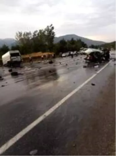 Son dakika 3. sayfa: Kazada ikiye ayrılan araçtan kopan parça arkadan gelen aracın sürücüsüne isabet etti: 2 ölü, 3...