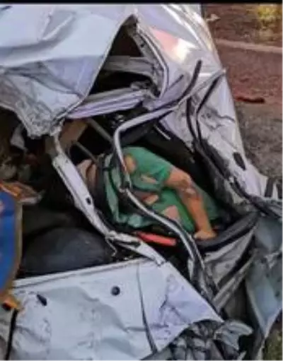 Son dakika 3. sayfa: Kazada ikiye ayrılan araçtan kopan parça arkadan gelen aracın sürücüsüne isabet etti: 2 ölü, 3...
