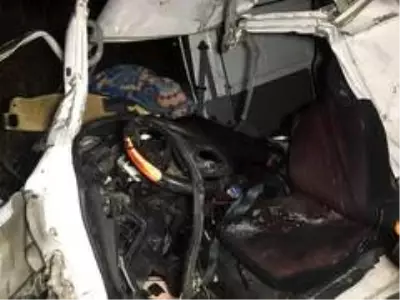 Son dakika 3. sayfa: Kazada ikiye ayrılan araçtan kopan parça arkadan gelen aracın sürücüsüne isabet etti: 2 ölü, 3...