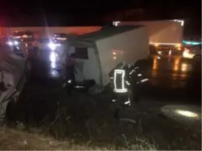 Son dakika 3. sayfa: Kazada ikiye ayrılan araçtan kopan parça arkadan gelen aracın sürücüsüne isabet etti: 2 ölü, 3...