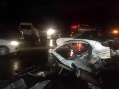 Son dakika 3. sayfa: Kazada ikiye ayrılan araçtan kopan parça arkadan gelen aracın sürücüsüne isabet etti: 2 ölü, 3...