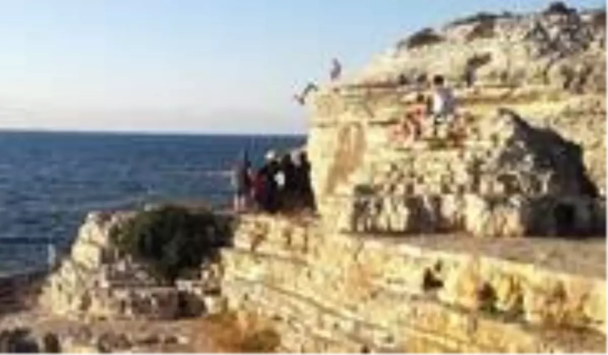 Kocaeli'de metrelerce yükseklikteki kayalardan denize tehlikeli atlayış