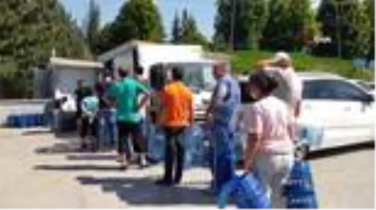 Vatandaş su kuyruğunda