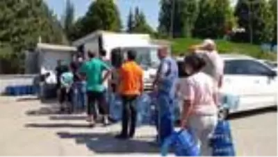 Vatandaş su kuyruğunda Vatandaş su kuyruğunda