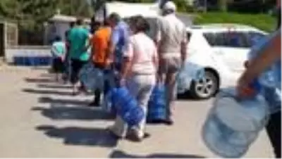 Vatandaş su kuyruğunda Vatandaş su kuyruğunda