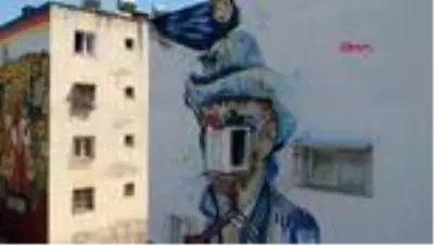 40 derece sıcakta ünlü eserleri duvara yansıtıyor 40 derece sıcakta ünlü eserleri duvara yansıtıyor