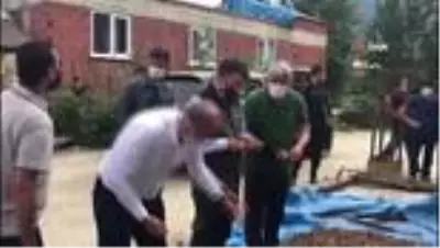 Son dakika haberi! Bakan Pakdemirli, sel bölgesinde fındık topladı