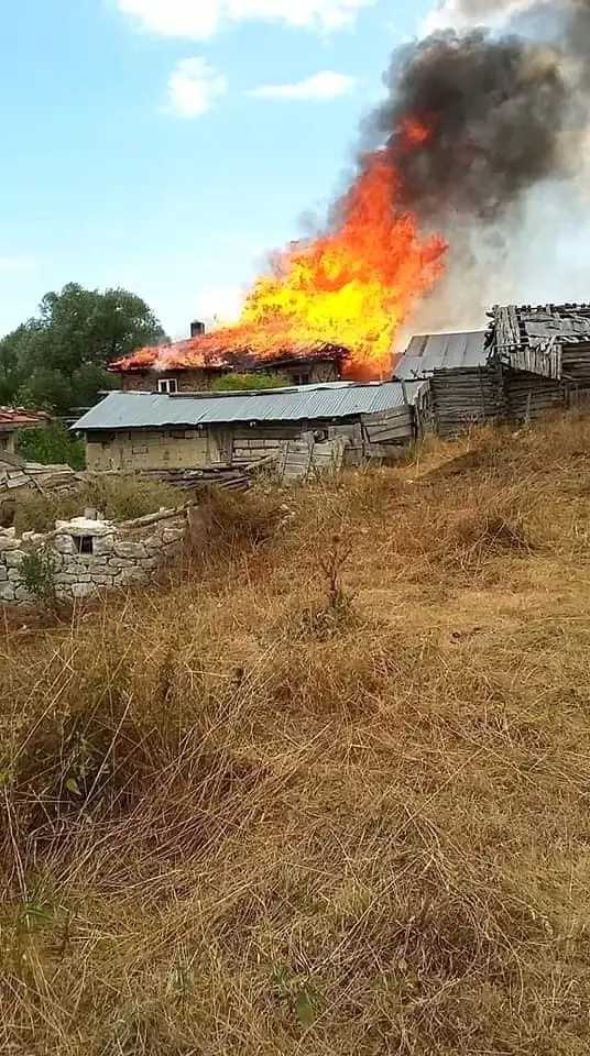 Bolu�da çıkan yangında ev, ahır ve samanlık alev alev yandı Haberler