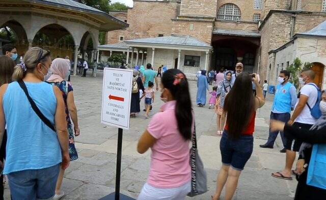 Cami statüsüne kavuşan Ayasofya'ya başörtüsüz, şortlu, dekolteli olarak giriş yapılamayacak