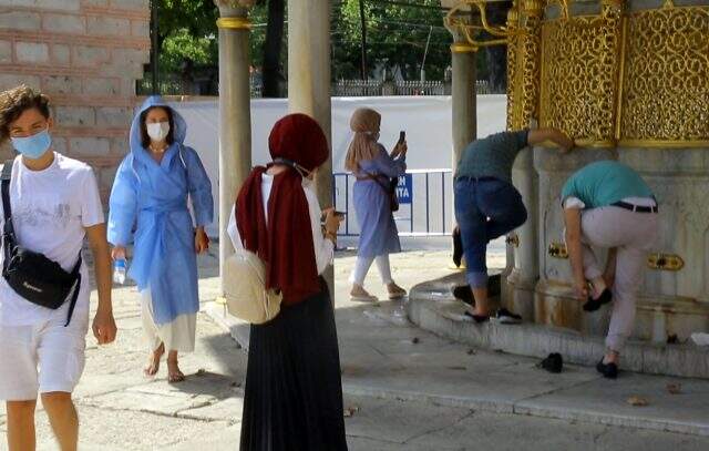 Cami statüsüne kavuşan Ayasofya'ya başörtüsüz, şortlu, dekolteli olarak giriş yapılamayacak