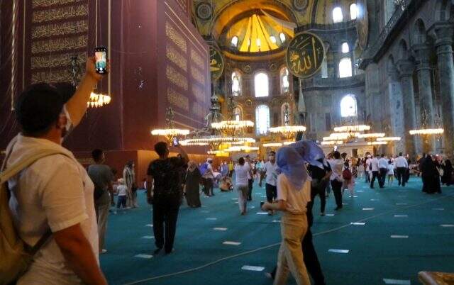 Cami statüsüne kavuşan Ayasofya'ya başörtüsüz, şortlu, dekolteli olarak giriş yapılamayacak
