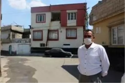 Çocuklarının gözü önünde karısını öldüresiye darp edip pencereden atmaya kalktı Çocuklarının gözü önünde karısını öldüresiye darp edip pencereden atmaya kalktı