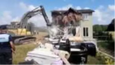 Çatalca'da kaçak yapılar belediye ekiplerince yıkıldı Çatalca'da kaçak yapılar belediye ekiplerince yıkıldı