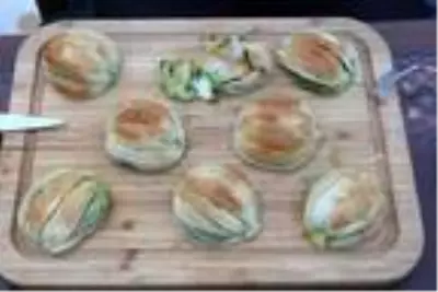 Gaziantepli ustanın üç aylık çalışmanın ardından ürettiği midye katmer, müşteriler tarafından çok beğenildi