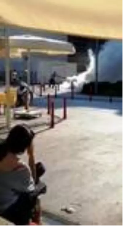 Halen borcunu ödediği otomobilinin yanışını büyük üzüntü içinde izledi
