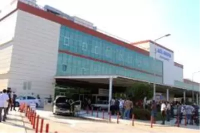 Halen borcunu ödediği otomobilinin yanışını büyük üzüntü içinde izledi