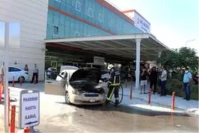 Halen borcunu ödediği otomobilinin yanışını büyük üzüntü içinde izledi