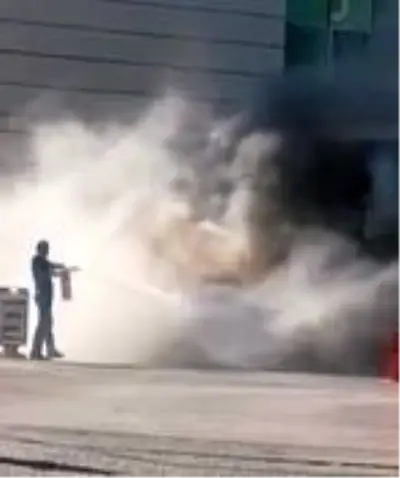 Halen borcunu ödediği otomobilinin yanışını büyük üzüntü içinde izledi