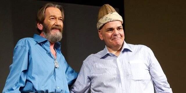 İsmail Dümbüllü kimdir? Dümbüllü'nün kavuğu nedir? Dümbüllü'nün fesi nedir? Kavuğun yeni sahibi kim oldu? Kavuk kimlere verildi? Fes kimlere verildi?