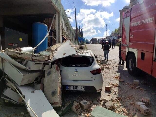 İstanbul'da korkutan patlama! Duvarlar yıkıldı, araçlar altında kaldı