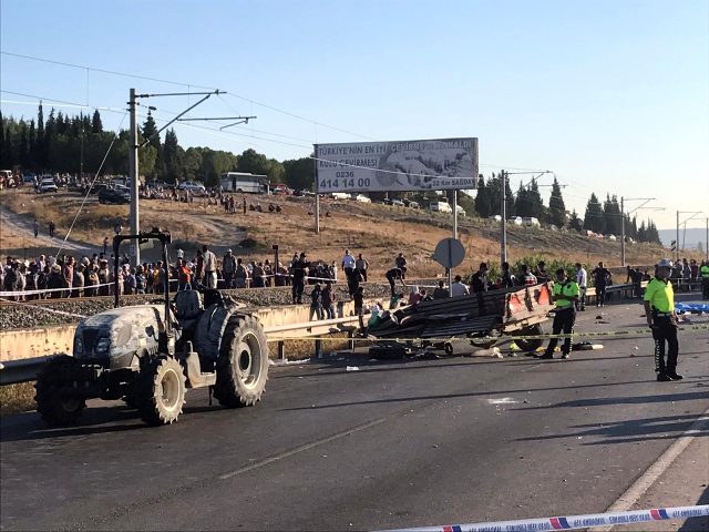 Manisa ve Bursa'da işçileri taşıyan araçlar kaza yaptı: 4 ölü