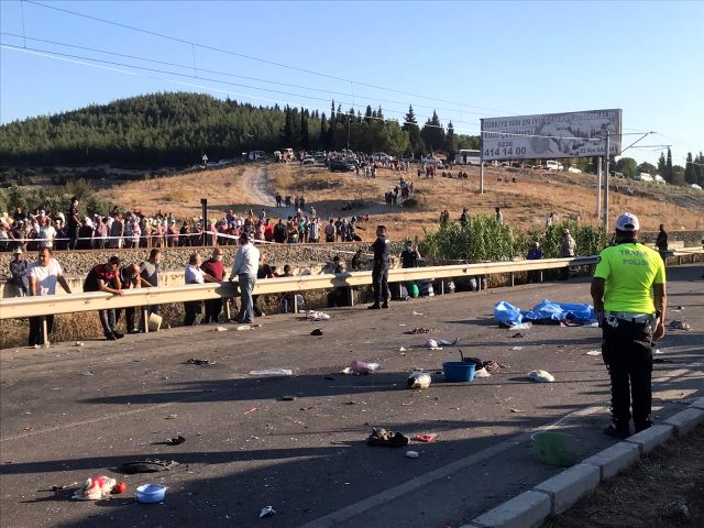 Manisa ve Bursa'da işçileri taşıyan araçlar kaza yaptı: 4 ölü