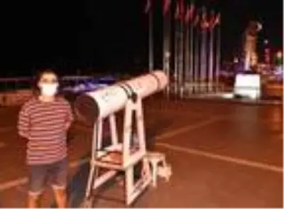 Marmaris'te turistler gezegenleri seyrediyor Marmaris'te turistler gezegenleri seyrediyor
