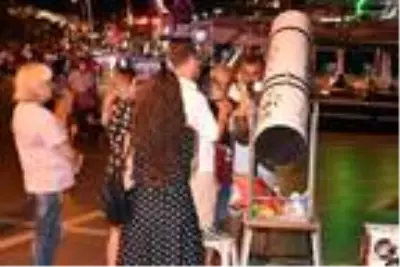 Marmaris'te turistler gezegenleri seyrediyor Marmaris'te turistler gezegenleri seyrediyor