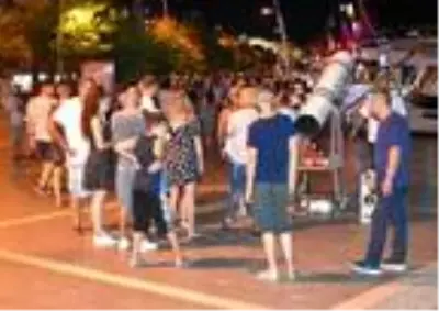 Marmaris'te turistler gezegenleri seyrediyor Marmaris'te turistler gezegenleri seyrediyor