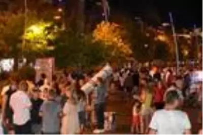 Marmaris'te turistler gezegenleri seyrediyor Marmaris'te turistler gezegenleri seyrediyor