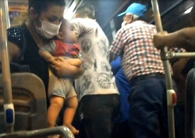 Minibüste yaşlıların maske kavgasında yumruklar konuştu