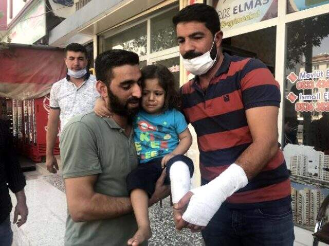 Neye uğradığını şaşırdır! Balkonda oynayan çocuk, kaldırımda oturan kişinin üzerine düştü