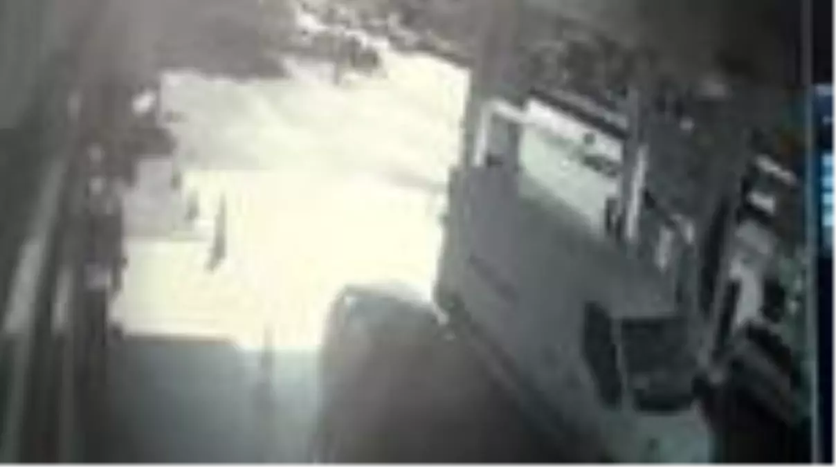 Otomobilin akaryakıt istasyonunun yakıt tankına çarpması güvenlik kamerasında