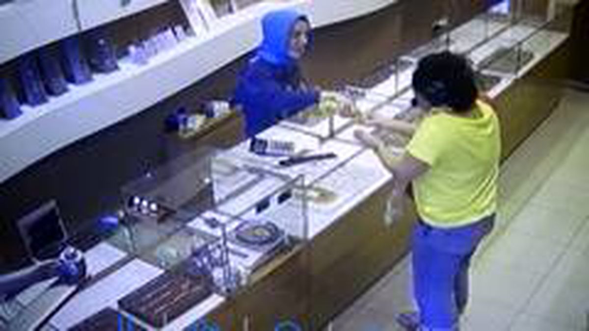 Pendik'te 15 bin liralık sahte altın kolye dolandırıcılığı kamerada