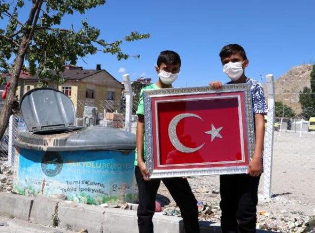 Van Valisi Mehmet Emin Bilmez, çöp kutusundaki bayrağı alan iki çocuğa altın hediye etti