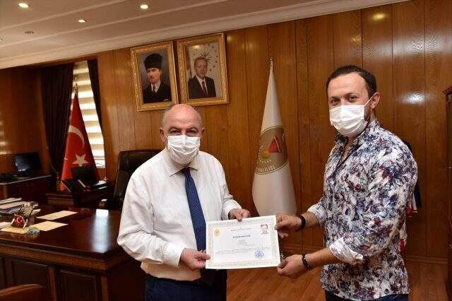 Yaralıyı 1 kilometre sırtında taşıyan sağlık çalışanı, başarı belgesiyle ödüllendirildi