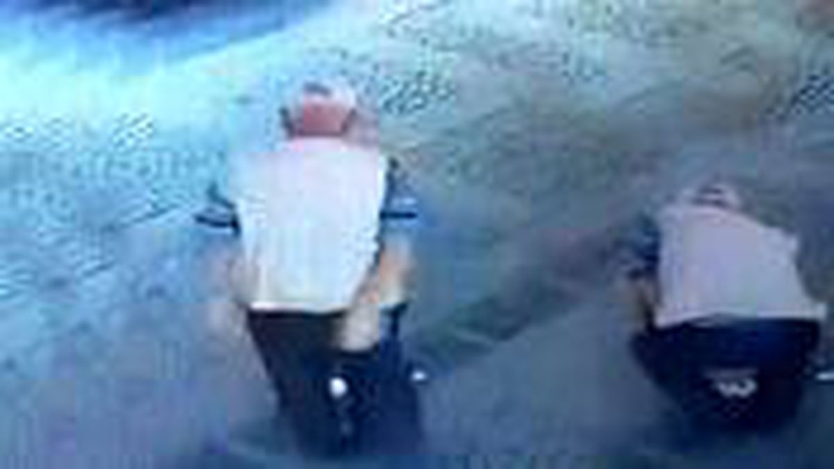 Yere atılan maskeyi alıp yüzüne taktı