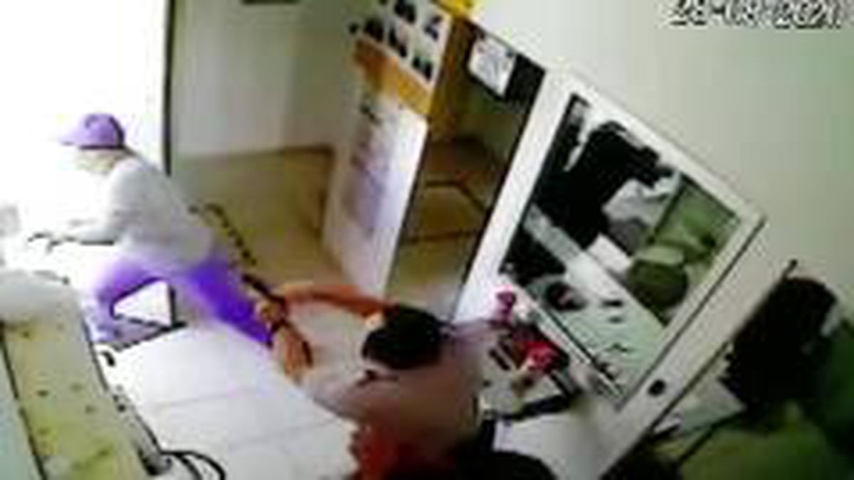 Temizlikçi kılığında gelen soyguncuları cesur güvenlik görevlisi durdurdu